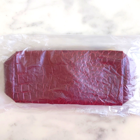 NWT.EsteeLauder Red Crocodile Embossed PVC Cosmetic Bag w/Lining/Logo Zip Handle - Picture 4 of 4